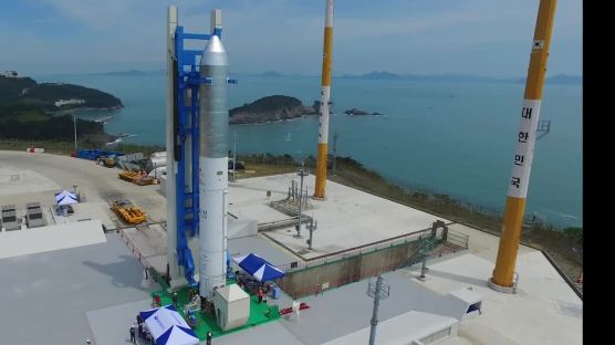 [서소문사진관] 가즈아~~ 발사대 첫 기립한 한국형 시험발사체(KSLV-II TLV)