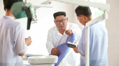 [서소문사진관]마구간 같은 북한 의료기구 공장에 간 김정은