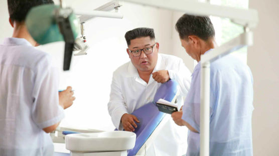 [서소문사진관]마구간 같은 북한 의료기구 공장에 간 김정은