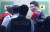 21일 인도네시아 팔렘방 자카바링 스포츠 시티 사격장에서 열린 2018 자카르타-팔렘방 아시안게임 사격 남자 10미터 공기소총 결선 경기에 참가한 진종오가 테스트 사격 중 기록이 나타나지 않는다며 항의하고 있다.[연합뉴스]