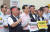 8월 6일 수원역 앞 광장에서 소상공인들이 최저임금 협상안 재논의를 촉구하는 집회에서 발언하고 있다. / 사진:연합뉴스