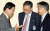 2003년 5월 청와대에서 열린 국정과제회의에 참석한 김진표 경제부총리가 권기홍 노동부 장관, 문재인 민정수석과 대화하고 있다.