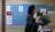 22일 서울소재 4년제 대학교 후기 학위수여식을 마친 학부 졸업생이 텅 빈 취업정보 게시판 앞을 지나고 있다. [뉴스1]
