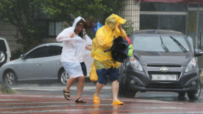 접이식 대신 긴 우산, 약속 취소하고 귀가…태풍 전야에 긴장하는 시민