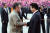 2007년 10월 2일 평양 4·25 문화회관 광장에 도착한 노무현 대통령과 북한 김정일 국방위원장이 악수하고 있다.