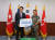전달식에 참석한 황인권 8군단장, 롯데관광개발 백현 대표이사 사장(왼쪽부터)