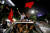  베트남 하노이 시민들이 23일 밤 아시안게임 축구 대표팀이 사상 첫 8강에 진출하자 배트남 국기를 흔들며 거리를 질주하고 있다. [EPA=연합뉴스]