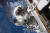 지난 6월 15일, ISS에서 임무를 수행중인 우주비행사 리키 아놀드. 지구 상공 400km(지구저궤도)에 떠 있는 국제우주정거장(ISS)는, 1998년부터 16개국의 협력 하에 우주 공간에서 조립 돼 완성됐다. [UPI=연합뉴스]