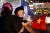 23일(현지시간) 베트남 하노이에서 한 어린이가 부모와 함께 거리 응원을 하고 있다. [EPA=연합뉴스]