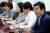 김진표 더불어민주당 대표 후보(오른쪽)가 24일 오전 서울 여의도 국회 의원회관에서 기자간담회를 갖고 있다. [뉴스1]