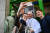 관광객들이 24일 더블린 왁스뮤지엄 앞에 있는 교황의 밀랍인형 앞에서 기념촬영을 하고 있다.[EPA=연합뉴스]