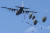 미 육군의 제25 보병사단 소속 병력이 지난 17일 앨라스카주에서 공수낙하 훈련을 하고 있다. [사진 미 공군]