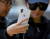 한 여성이 호주 시드니의 애플 스토어에 전시된 아이폰X를 보고 있다. [EPA=연합뉴스]