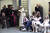 프란치스코 교황이 25일 더블린의 한 보호시설에서 노숙자 등 소외계층을 만나고 있다.[AP=연합뉴스]