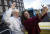 한 관광객이 24일 더블린 왁스뮤지엄 앞에 있는 교황의 밀랍인형 앞에서 기념촬영을 하고 있다.[EPA=연합뉴스]