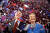 지난 2000년 공화당 대선후보 경선에 나선 매케인 후보와 부인 신디가 뉴 햄프셔 타운홀 미팅에 참석하며 지지자들의 환호에 기뻐하고 있다.[AP=연합뉴스]