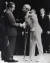 1973년 5월 25일 워싱턴 백악관에서 열린 전쟁 포로귀환 행사에서 존 매케인이 목발을 짚고 닉슨 대통령과 악수하고 있다.[AP=연합뉴스]