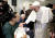 25일 더블린의 아동보호시설을 방문한 교황이 한 모녀를 만나 이야기를 나누고 있다.[AP=연합뉴스]