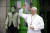 아일랜드 수도 더블린에 24일 프란치스코 교황의 밀랍인형이 등장했다. 교황은 25일부터 1박2일 일정으로 아일랜드를 방문중이다.[AP=연합뉴스]