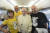 교황이 25일 더블린으로 향하는 직항편을 타고 오면서 같은 비행기에 탑승한 사진기자들과 기념사진을 찍고 있다.[EPA=연합뉴스]