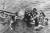 베트남 전쟁 도중 해군 조종사로 참전했던 매케인의 전투기가 1967년 10월 26일 격추돼 하노인 인근의 한 호수로 추락했다. 베트남 군인 등이 매케인을 호수에서 끌고 나오고 있다.[로이터=연합뉴스]