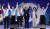 더불어민주당 이해찬 신임 대표(오른쪽 세번째)가 25일 오후 서울 올림픽 체조경기장에서 열린 전국대의원대회에서 신임 최고위원들과 손을 맞잡고 인사하고 있다. [연합뉴스]
