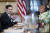 지난 5월 백악관에서 도널드 트럼프 대통령(오른쪽)과 함게 한 덕 듀시 애리조나 주지사. [AP=연합]