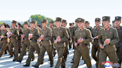 [사진] 선군절, 만수대 언덕 찾은 북한 군인들