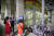 김신희(왼쪽) 학생모델·유용민 학생기자가 제1처리장에서 김태경 중랑운영컨소시엄 차장의 설명을 듣고 있다.