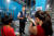 김태경 중랑운영컨소시엄 차장이 유용민(왼쪽) 학생기자·김신희 학생모델에게 하수 처리 과정을 설명하고 있다. 이들이 있는 곳은 서울하수도박물관 지하에 있는 중랑물재생센터 제1처리장이다.