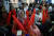 27일 오후(현지시간) 인도네시아 자카르타 수디르만가에 마련된 2018 자카르타·팔렘방 아시안게임 코리아하우스에서 한복을 입은 현지인들이 남자 축구 8강전에 나선 태극전사들을 응원하고 있다. [연합뉴스]