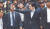 지난 6일 김경수 경남지사가 피의자 신분으로 특검 조사를 받기 전 서울 강남역 인근에서 지지자들에게 손을 흔들고 있다. [연합뉴스]