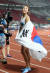 한국 정혜림 선수가 1위로 결승선을 통과한 뒤 경기 리플레이 화면을 보고 있다. 자카르타=김성룡 기자