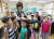 지난 17일 서울 용산구 서빙고 초등학교에서 개학을 맞은 어린이들이 등교해 선생님과 함께 서로 키를 재보고 있다. [뉴스1]