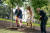 멜라니아 여사가 27일(현지시간) 백악관에 있는 ‘사우스론’(South Lawn)에서 미국 5대 대통령 제임스 먼로의 손자, 34대 대통령 드와이트 아이젠하워의 손녀와 함께 식수행사를 했다. [AP=연합뉴스]
