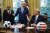 인판티노 FIFA회장(가운데)이 트럼프 대통령에게 준비한 선물들을 설명하고 있다. 왼쪽은 카를로스 코르데이로 미국축구협회장.[AP=연합뉴스] 