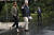 지난해 8월 29일(현지시간) 도널드 트럼프 대통령과 멜라니아 여사가 텍사스 수해지역을 방문하기 위해 백악관을 출발하고 있다. 킬힐을 신은 멜라니아 여사는 수해지역에 가는 복장에 부적절하다는 여론의 비판을 받았다.[AP=연합뉴스] 