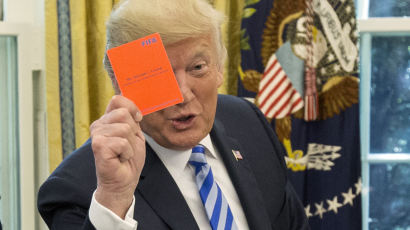 [서소문사진관] 백악관서 레드카드 받은 트럼프(?)