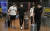 일탈 행동을 했다가 적발된 일본 농구대표 선수들. 지난 20일 자카르타 공항에서 마스크를 쓰고 귀국했다. [AP=연합뉴스]