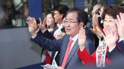 ‘유튜브’에 빠진 한국당, 추석 때 인쇄홍보물도 안 내…재정난도 한 몫 