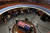 매케인 의원의 추도식이 열린 곳은 아리조나 주 청사 중앙홀이다. 시신은 주 문장 위에 놓였다. [AFP=연합뉴스]