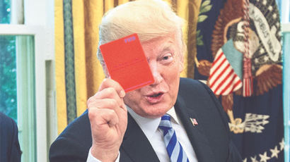 [사진] 레드카드 든 트럼프
