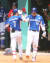 김하성(왼쪽)이 3회 선제홈런을 친 뒤 박병호와 하이파이브를 하고 있다. [뉴스1]