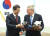 문재인 대통령과 토마스 바흐 국제올림픽위원회(IOC) 위원장. 사진은 문 대통령이 지난해 9월 19일 미국 뉴욕 유엔사무국에서 토마스 바흐 위원장에게 평창겨울올림픽 마스코트를 선물하고 있는 모습.