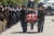 아리조나 주방위군 의장대가 매케인 상원의원의 관을 추도식장으로 옮기고 있다. [EPA=연합뉴스]