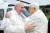 프란치스코 교황이 취임 직후인 2013년 3월 23일(현지시간) 로마 인근에 위치한 명예교황 베네딕토 16세의 카스텔 간돌포 별장을 방문해 반갑게 인사하고 있다. [로이터=연합뉴스] 