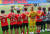 여자축구대표팀 멤버들이 대만과의 아시안게임 여자축구 결승에 앞서 어깨동무를 하며 서로 격려하고 있다. [연합뉴스]