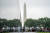 베트남 전쟁기념관에서 미국 시민들이 고 매케인 상원의원의 미망인 신디 매케인의 헌화를 지켜보고 있다.[연합뉴스]