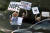 버어지니아주 내셔널골프클럽 앞에서 시민들이 피켓 시위를 벌이고 있다. [REUTERS=연합뉴스]