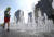 서울 종로구 광화문 광장을 찾은 어린이들이 바닥분수에서 물놀이를 즐기고 있다.［연합뉴스］ 